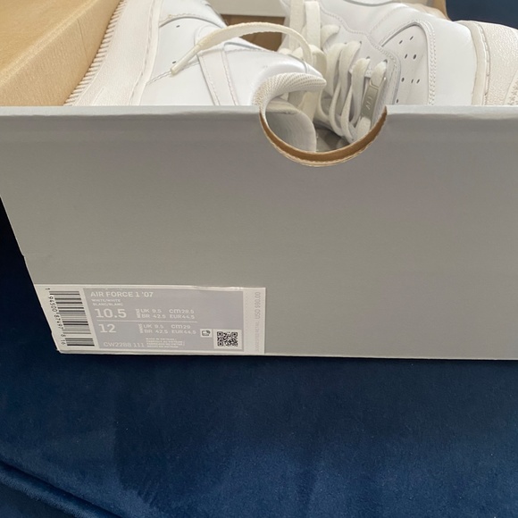 Clean White Nike Airforce 1 ( low top) - Comes with box - Picture 4 of 4